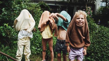 Kinderen in de tuin in zomerkleren van de zomercollectie van Maed for Mini