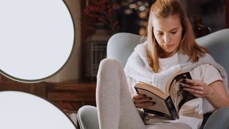 vrouw leest boek omdat ze meer boeken wil lezen