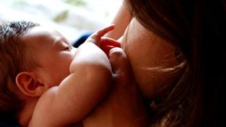 Moeder die borstvoeding geeft aan baby en daar moeite mee heeft