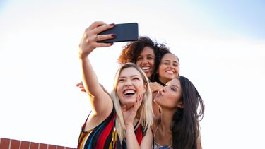 vier vriendinnen poseren en nemen selfie. types in vriendengroep