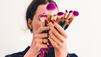 vrouw met make-up producten