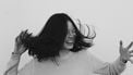 Zwart wit foto van vrouw lachen - waarom emoties belangrijk