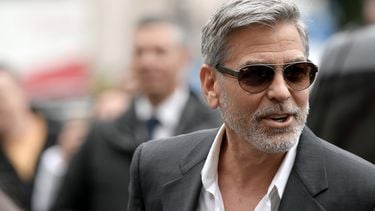 George Clooney die heel sexy is met grijs haar
