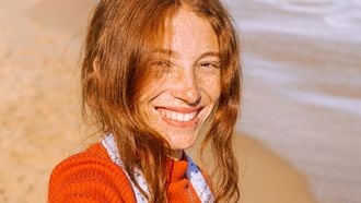 moeder kijkt blij in de camera