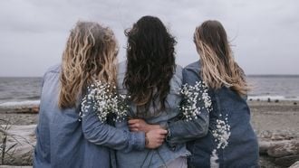 groepje vriendinnen met armen om elkaar heen