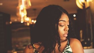 vrouw kijkt weg van de camera