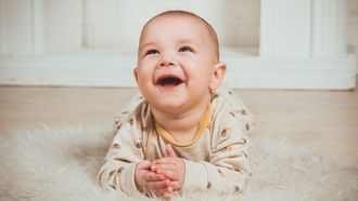 baby lachend op foto