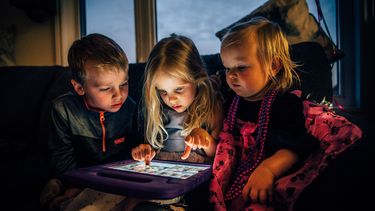 Kinderen die YouTube kijken op een tablet