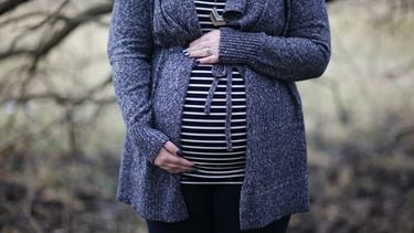 Zwangere vrouw die risico heeft om zwangerschapsdiabetes te krijgen en een suikertest gaat laten doen