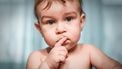 Baby die zich afvraagt hoe hij nu al zindelijk kan worden
