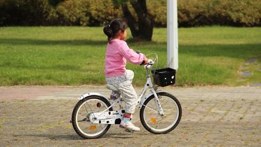 meisje op fiets