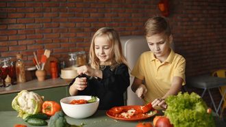 Kinderen die een recept maken met bloemkoolrijst dat past in een koolhydraatarm dieet