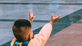 video vader laat kind van afgrond hangen