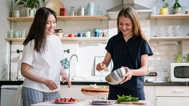 Twee vrouwen die koken in een keuken met allerlei Ikea hacks