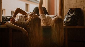 twee meiden lezen een boek