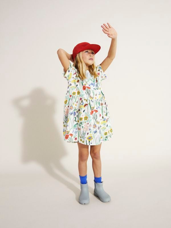 Meisje met bloemetjes jurk van collectie zomerkleren 2021 van Arket
