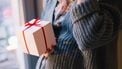 Vrouw die het beste cadeau krijgt tijdens de zwangerschap