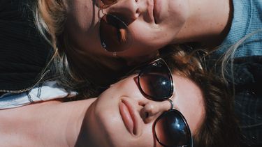 twee vrouwen met zonnebril op