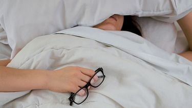 vrouw ligt met blaasontsteking in bed