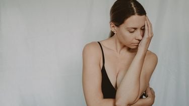 stress zwanger worden / vrouw in ondergoed sluit ogen