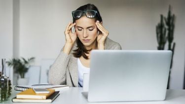 vrouw heeft stress achter haar computer