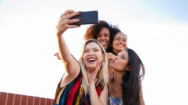 vier vriendinnen poseren en nemen selfie. types in vriendengroep