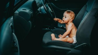 baby in auto