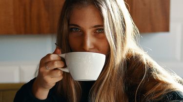 meisje drinkt koffie