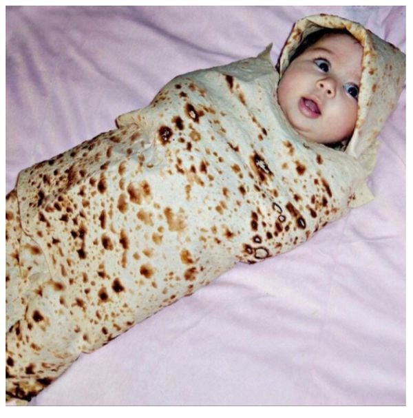 Baby in een burrito deken