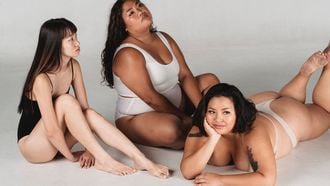 drie vrouwen met verschillende lichamen kijken in de camera