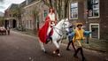 Sinterklaas op zijn paard met pieten