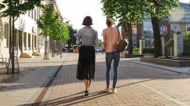 twee vrouwen op straat, afvallen met wandelen