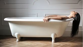 vrouw ligt in bad / vagina schoonmaken