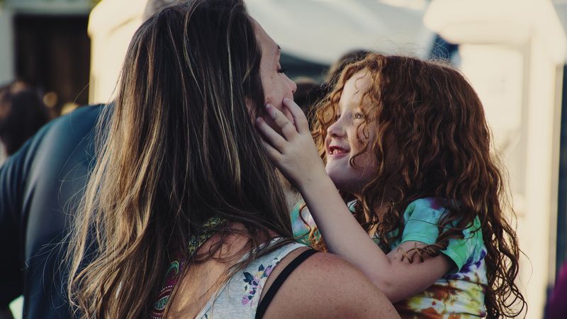 Moeder die typische uitspraken van ouders doet naar dochter
