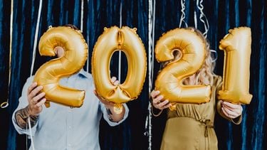 Goede voornemens / Man en vrouw houden '2021' ballonnen vast