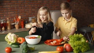 Kinderen die een recept maken met bloemkoolrijst dat past in een koolhydraatarm dieet