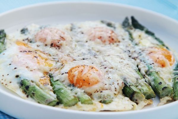 Koolhydraatarme lunch / Groene asperges met eieren en Parmezaan