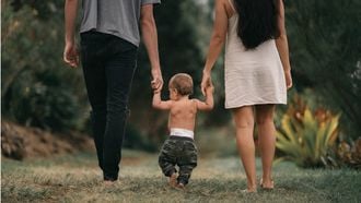 kind loopt tussen ouders in / co ouderschap