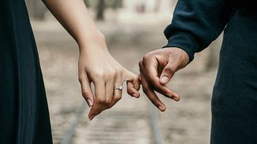 minder intimiteit met je partner / koppel houdt elkaars hand vast