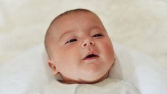 vrouw bevallen snelweg