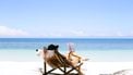 vrouw geniet van vakantie op het strand