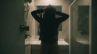 Vrouw die zich ergert aan badkamergewoonten van partner