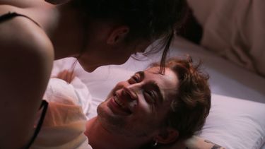 ochtendseks / man en vrouw liggen in bed na seks