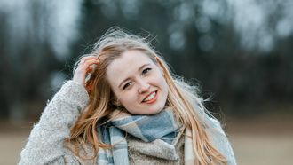 meisje kijkt in de camera en lacht