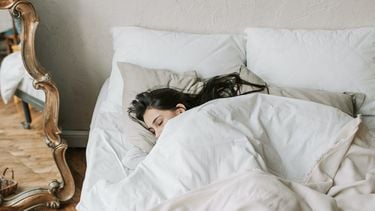 vrouw in bed, juiste temperatuur slaapkamer om in te slapen