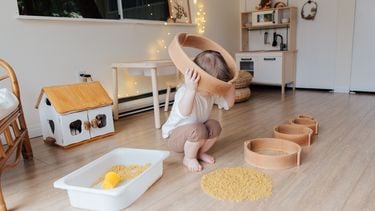 Kinderkamer die leuk gemaakt is met Ikea-hacks waarin een kind speelt