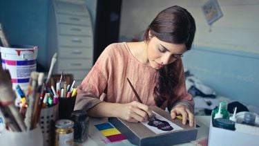 hobby / vrouw is aan het schilderen