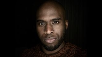 Kale man die in de camera kijkt