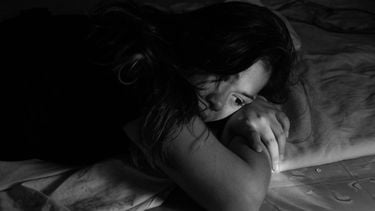 Vrouw die depressief in bed ligt omdat ze een relatie had met een narcist