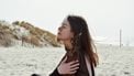 Vrouw op strand met ogen dicht , waarbij mythen rondom gezondheid wordt ontkracht